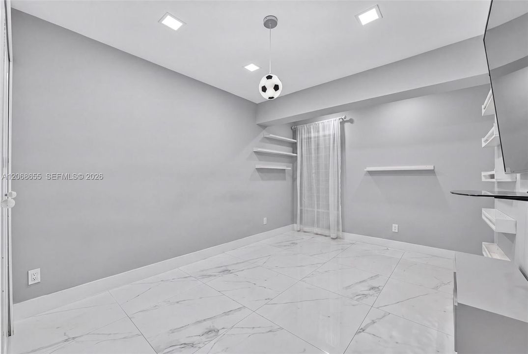 For Sale: $895,000 (5 beds, 3 baths, 2293 Square Feet)