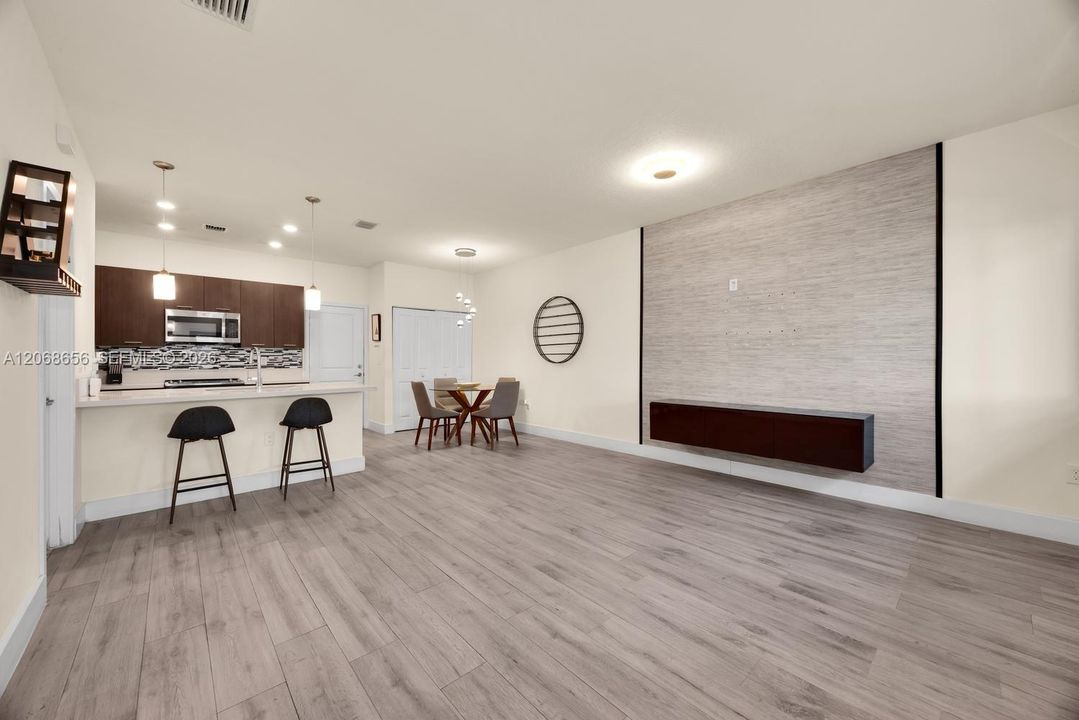 For Sale: $680,000 (3 beds, 2 baths, 1424 Square Feet)