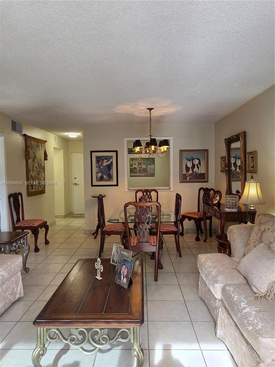 For Rent: $1,875 (1 beds, 1 baths, 712 Square Feet)