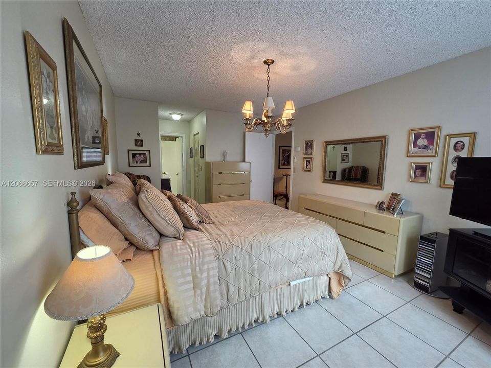 For Rent: $1,875 (1 beds, 1 baths, 712 Square Feet)