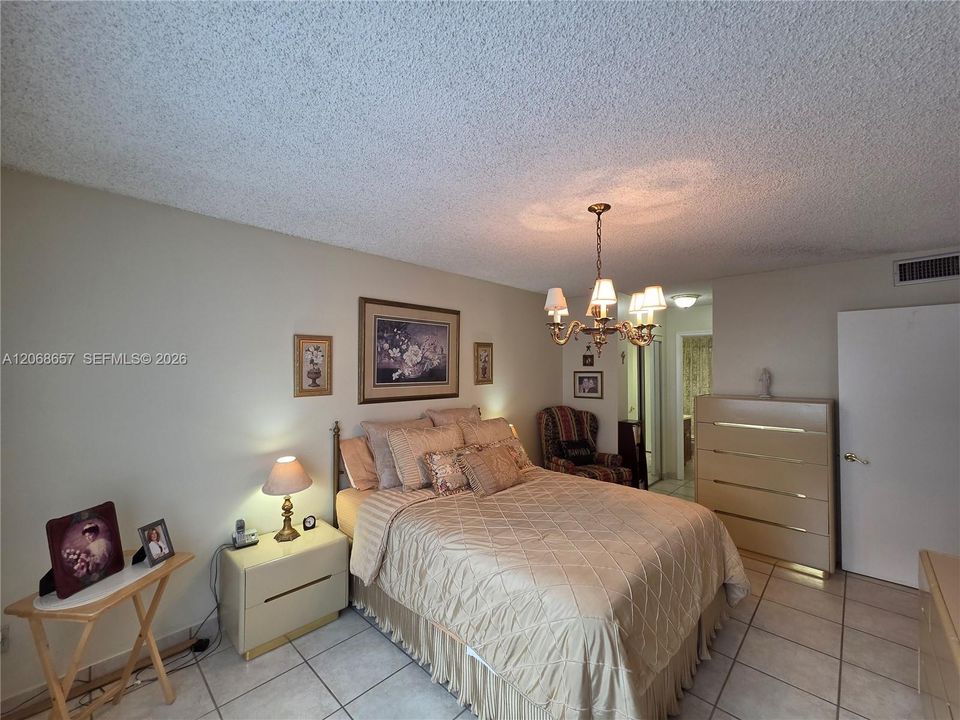 For Rent: $1,875 (1 beds, 1 baths, 712 Square Feet)