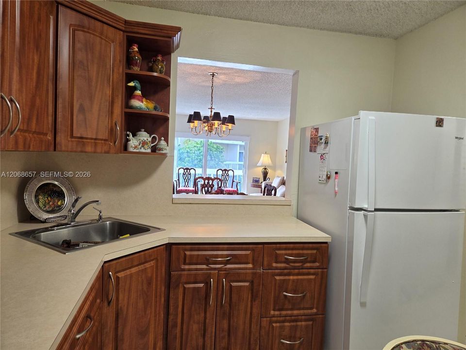 For Rent: $1,875 (1 beds, 1 baths, 712 Square Feet)