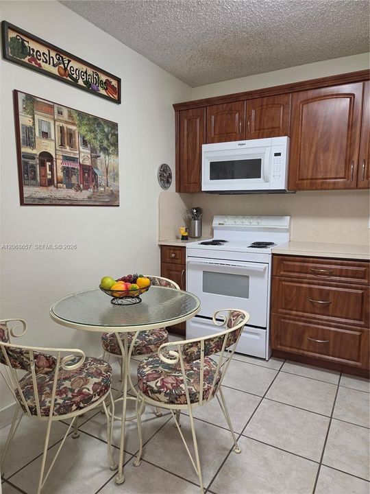 For Rent: $1,875 (1 beds, 1 baths, 712 Square Feet)