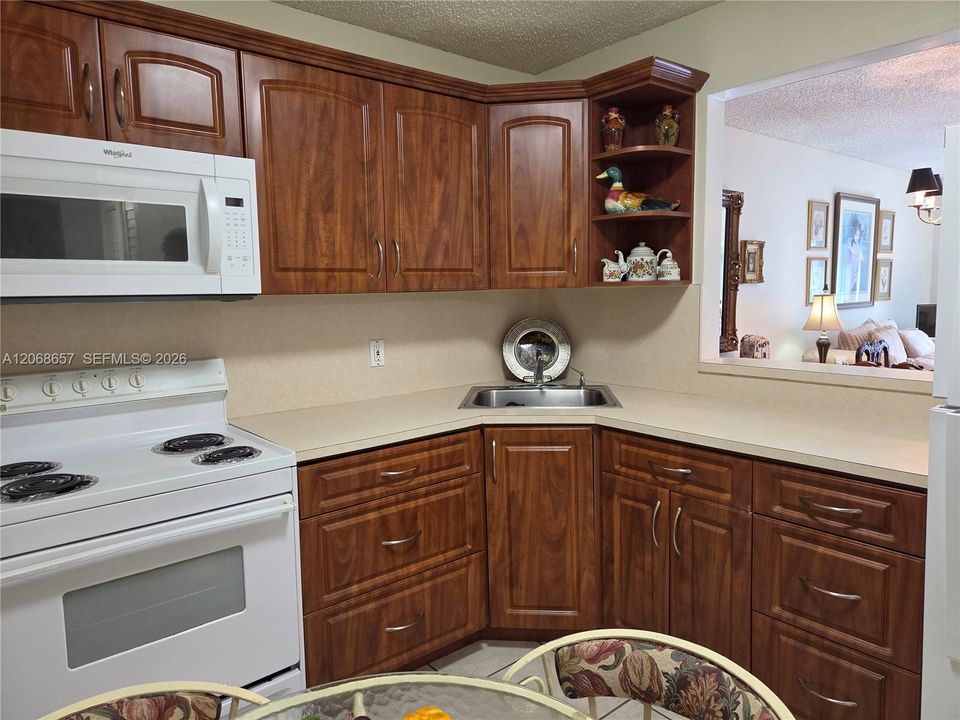 For Rent: $1,875 (1 beds, 1 baths, 712 Square Feet)