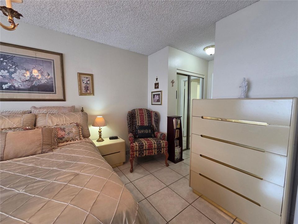 For Rent: $1,875 (1 beds, 1 baths, 712 Square Feet)