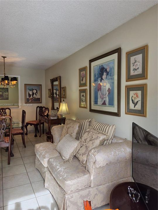 For Rent: $1,875 (1 beds, 1 baths, 712 Square Feet)