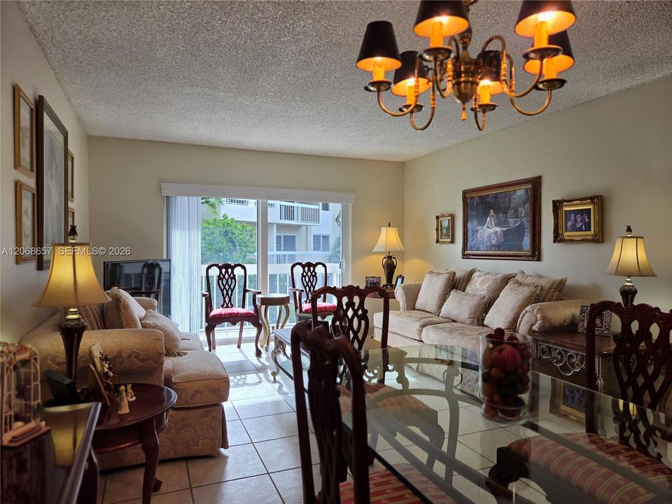 For Rent: $1,875 (1 beds, 1 baths, 712 Square Feet)