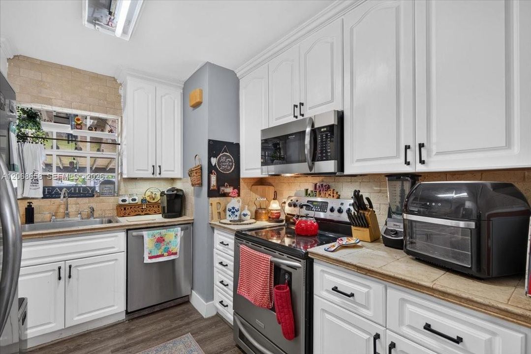 For Sale: $599,000 (3 beds, 2 baths, 1115 Square Feet)