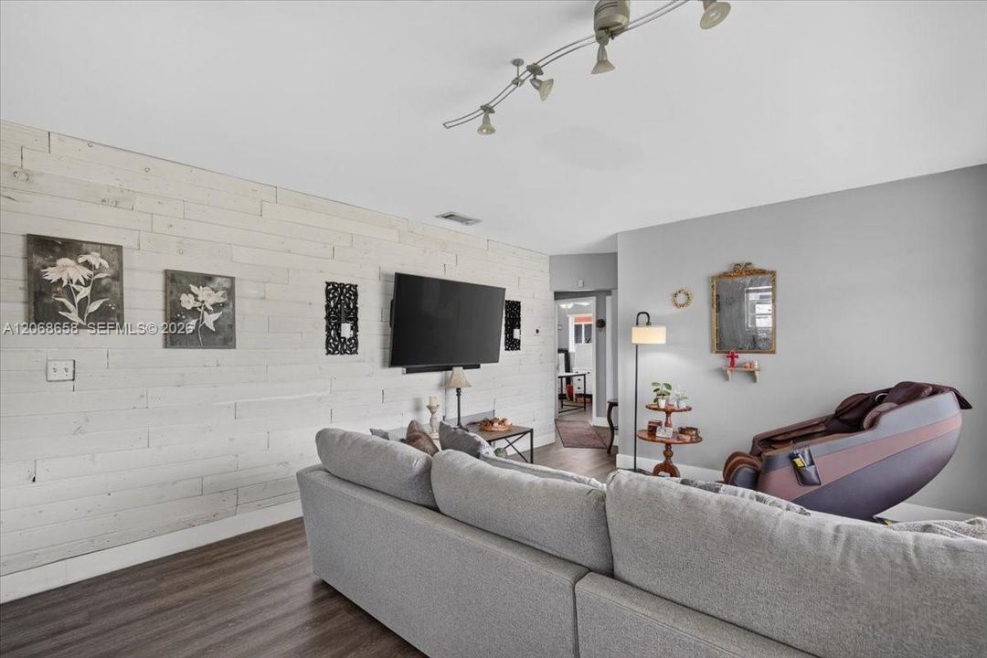 For Sale: $599,000 (3 beds, 2 baths, 1115 Square Feet)