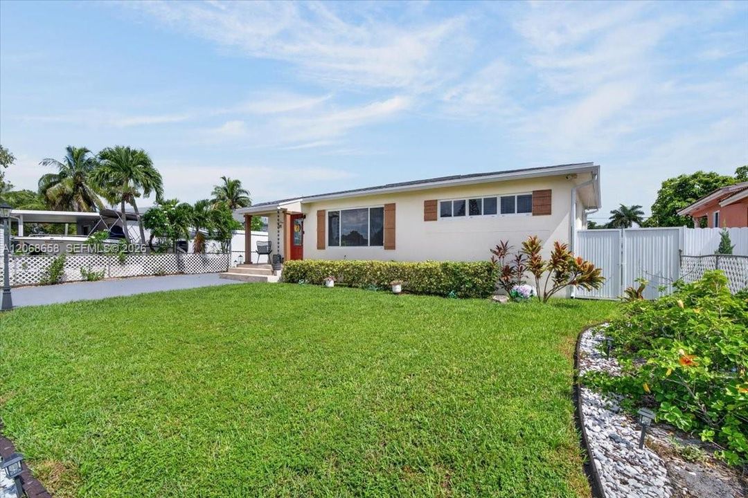 For Sale: $599,000 (3 beds, 2 baths, 1115 Square Feet)