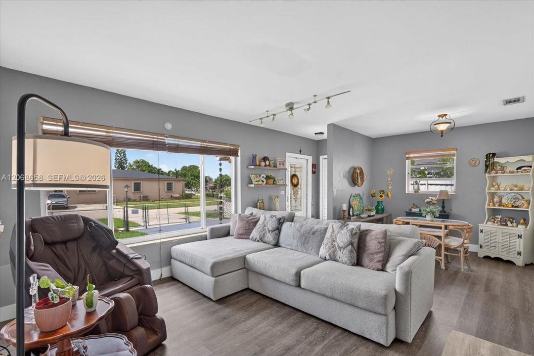 For Sale: $599,000 (3 beds, 2 baths, 1115 Square Feet)