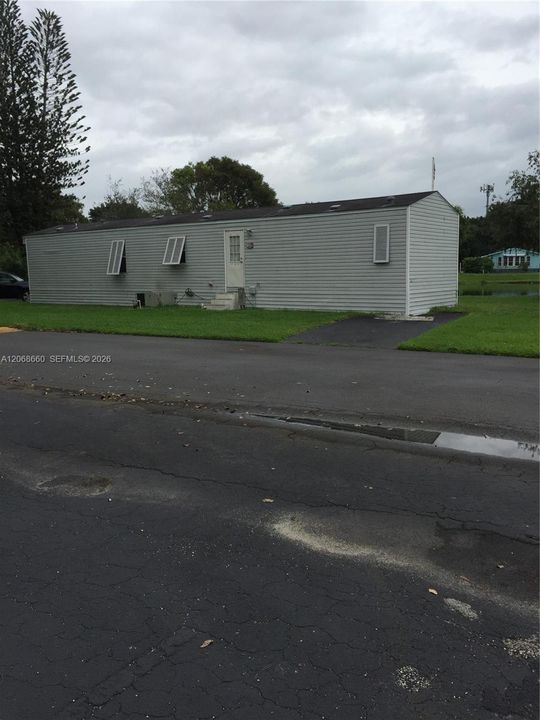 For Sale: $159,000 (2 beds, 2 baths, 880 Square Feet)