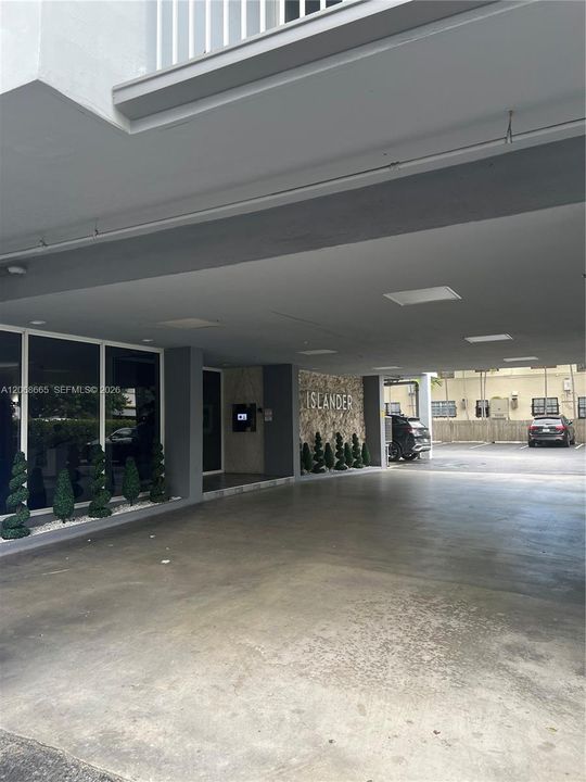 For Sale: $299,999 (1 beds, 1 baths, 619 Square Feet)