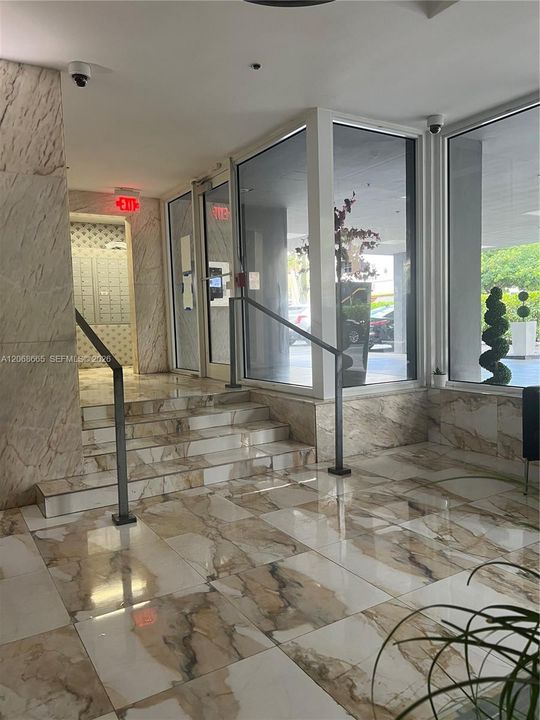 For Sale: $299,999 (1 beds, 1 baths, 619 Square Feet)