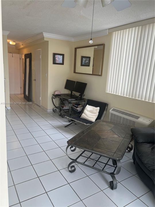 For Sale: $299,999 (1 beds, 1 baths, 619 Square Feet)