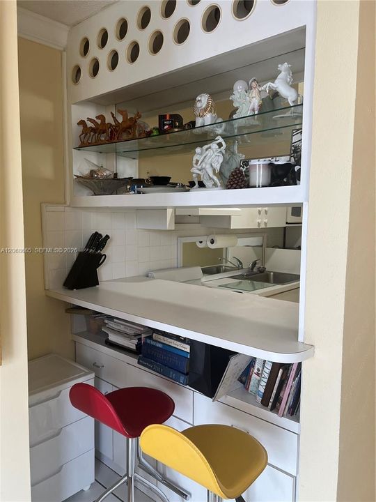 For Sale: $299,999 (1 beds, 1 baths, 619 Square Feet)