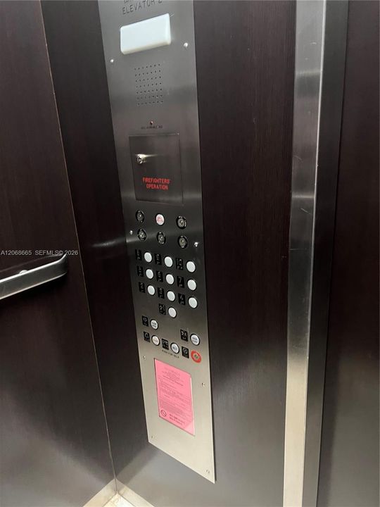For Sale: $299,999 (1 beds, 1 baths, 619 Square Feet)