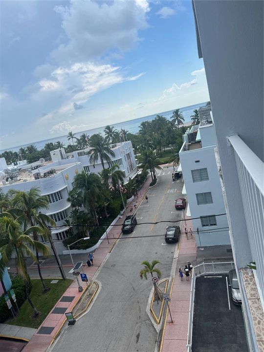 For Sale: $299,999 (1 beds, 1 baths, 619 Square Feet)