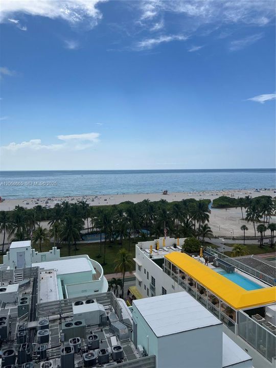 For Sale: $299,999 (1 beds, 1 baths, 619 Square Feet)