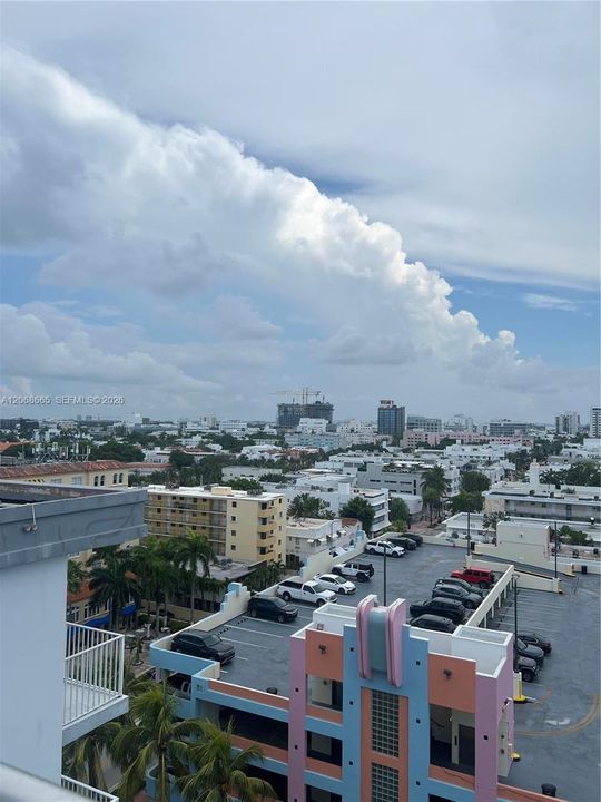 For Sale: $299,999 (1 beds, 1 baths, 619 Square Feet)