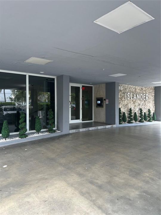 For Sale: $299,999 (1 beds, 1 baths, 619 Square Feet)