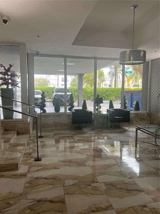 For Sale: $299,999 (1 beds, 1 baths, 619 Square Feet)