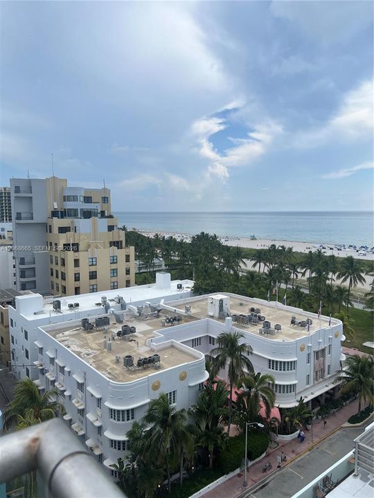 For Sale: $299,999 (1 beds, 1 baths, 619 Square Feet)