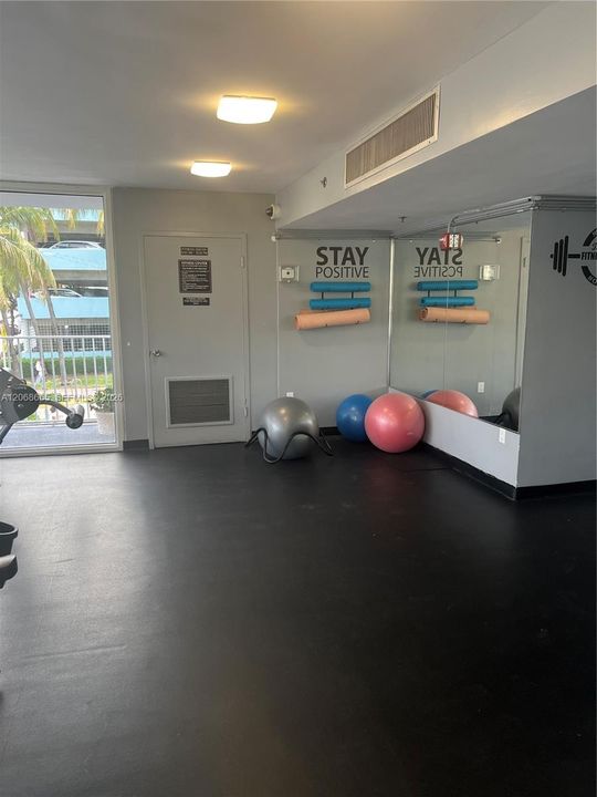 For Sale: $299,999 (1 beds, 1 baths, 619 Square Feet)