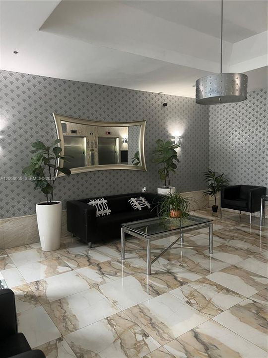 For Sale: $299,999 (1 beds, 1 baths, 619 Square Feet)