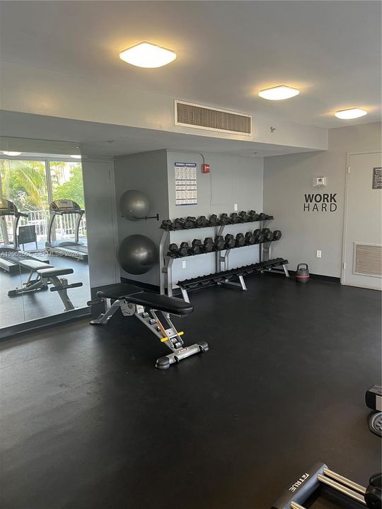For Sale: $299,999 (1 beds, 1 baths, 619 Square Feet)