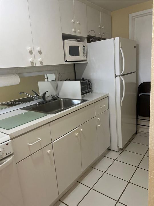 For Sale: $299,999 (1 beds, 1 baths, 619 Square Feet)