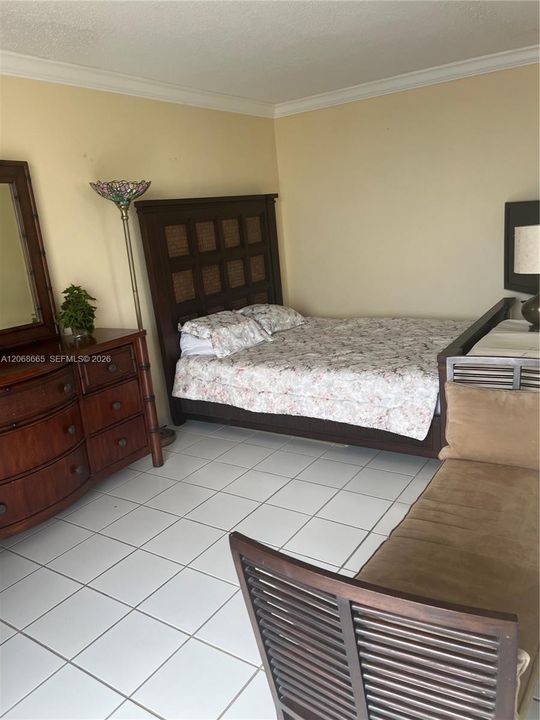 For Sale: $299,999 (1 beds, 1 baths, 619 Square Feet)
