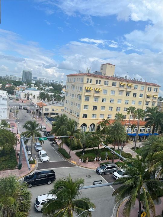 For Sale: $299,999 (1 beds, 1 baths, 619 Square Feet)