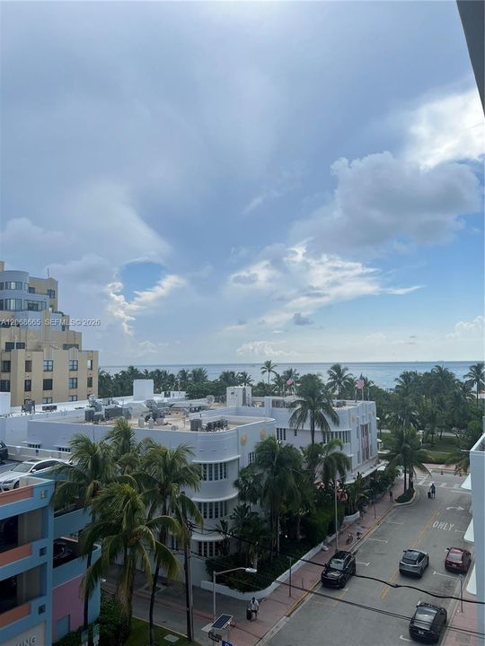 For Sale: $299,999 (1 beds, 1 baths, 619 Square Feet)
