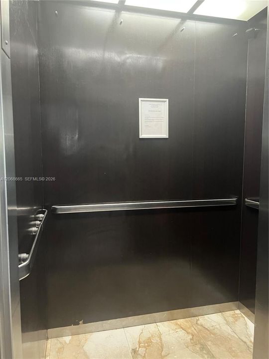 For Sale: $299,999 (1 beds, 1 baths, 619 Square Feet)