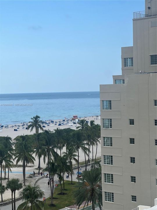 For Sale: $299,999 (1 beds, 1 baths, 619 Square Feet)