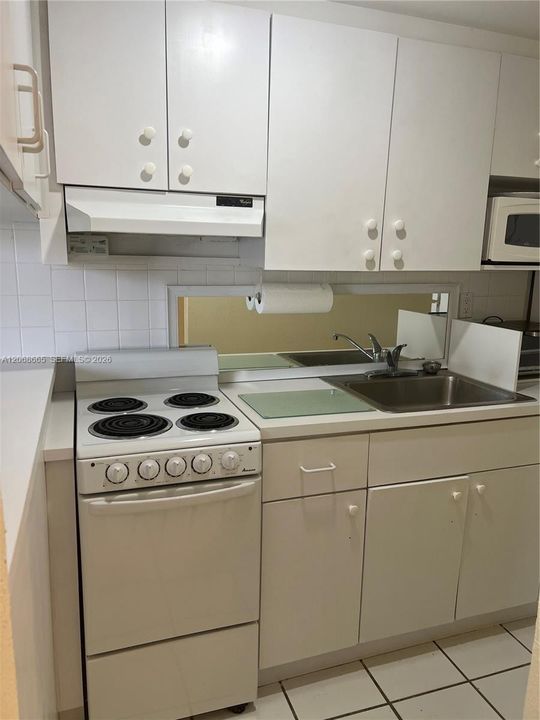 For Sale: $299,999 (1 beds, 1 baths, 619 Square Feet)