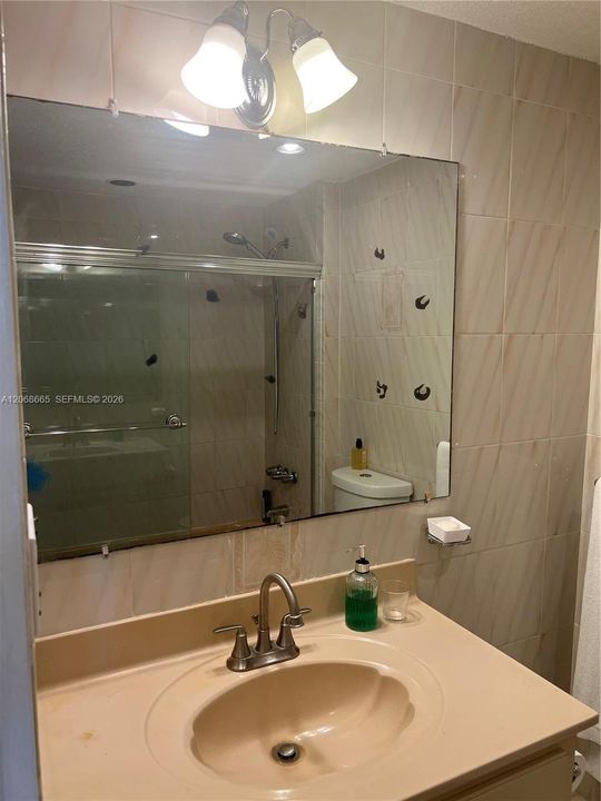 For Sale: $299,999 (1 beds, 1 baths, 619 Square Feet)