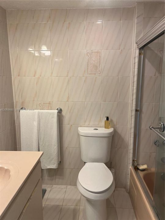 For Sale: $299,999 (1 beds, 1 baths, 619 Square Feet)