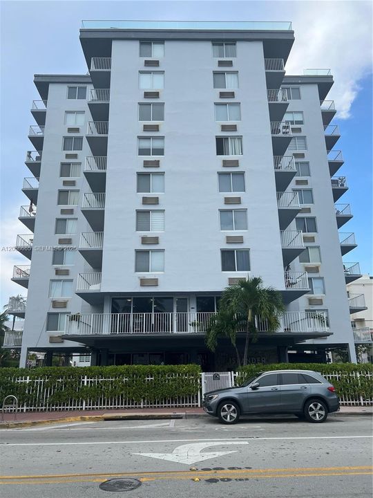 For Sale: $299,999 (1 beds, 1 baths, 619 Square Feet)
