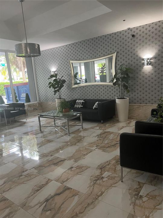 For Sale: $299,999 (1 beds, 1 baths, 619 Square Feet)