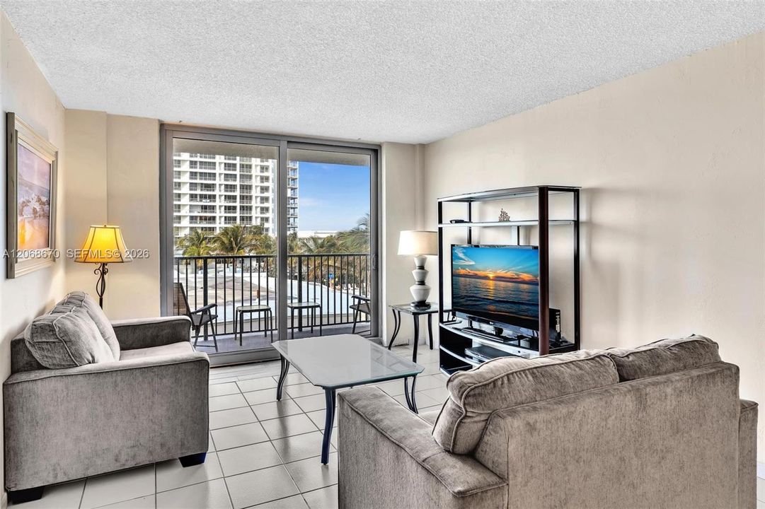 For Sale: $660,000 (2 beds, 2 baths, 1024 Square Feet)