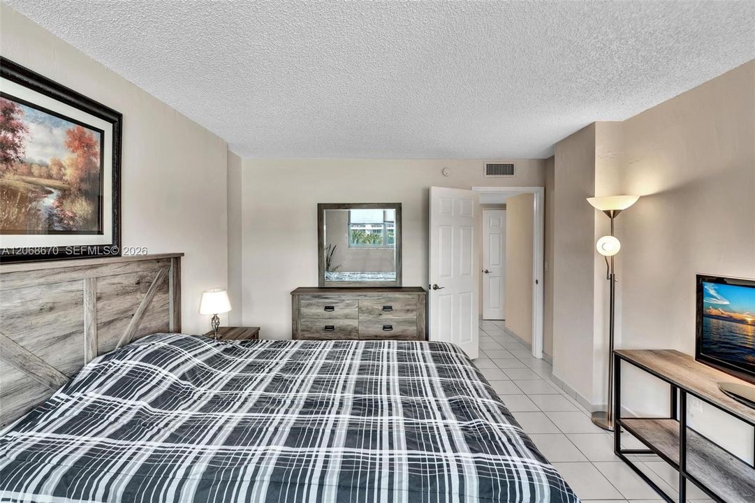 For Sale: $660,000 (2 beds, 2 baths, 1024 Square Feet)