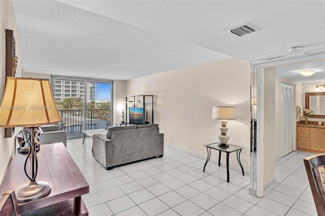 For Sale: $660,000 (2 beds, 2 baths, 1024 Square Feet)