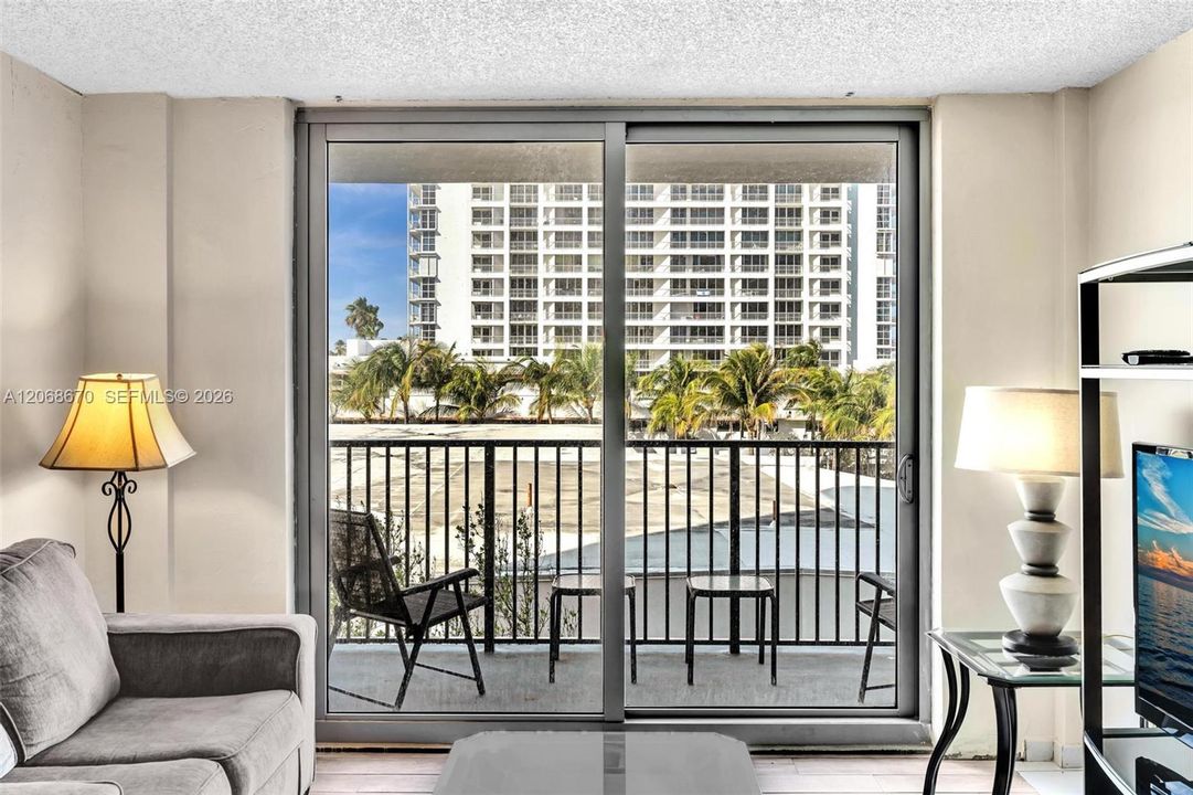 For Sale: $660,000 (2 beds, 2 baths, 1024 Square Feet)