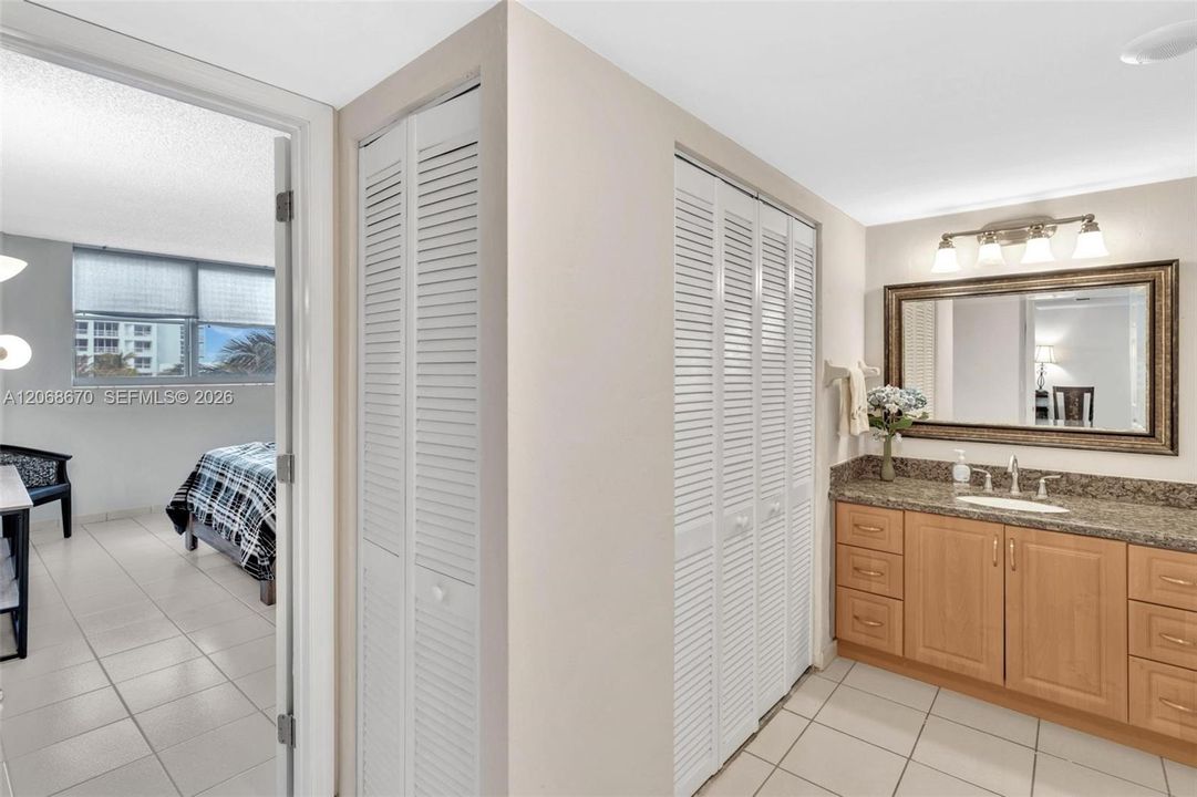 For Sale: $660,000 (2 beds, 2 baths, 1024 Square Feet)