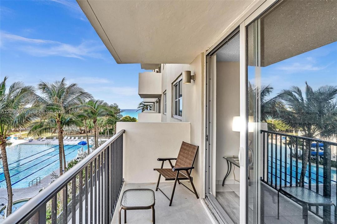 For Sale: $660,000 (2 beds, 2 baths, 1024 Square Feet)