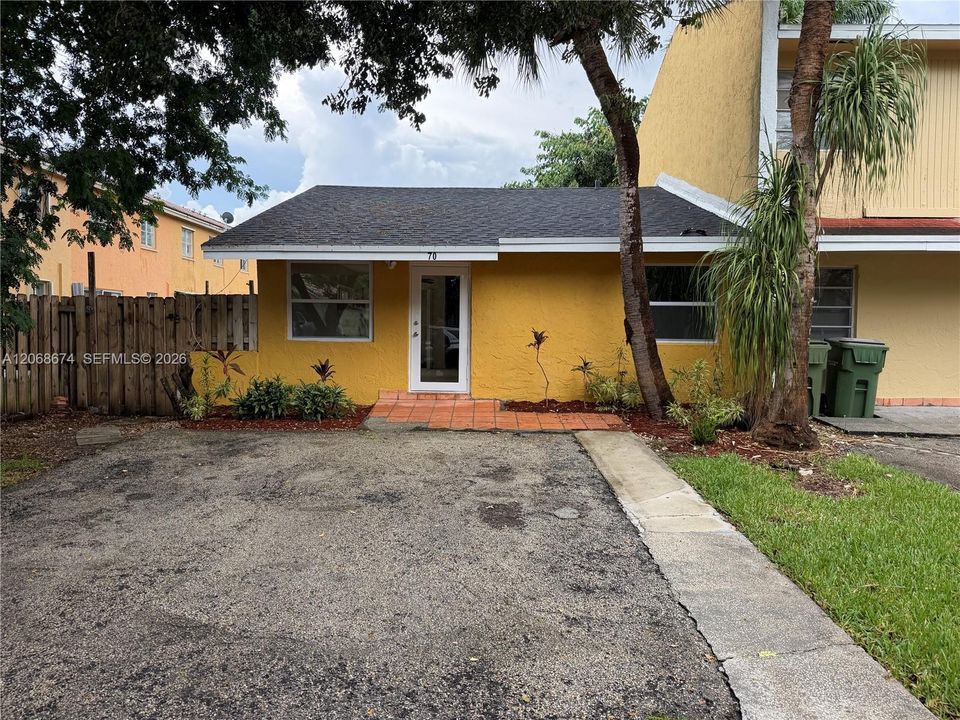 For Sale: $295,000 (2 beds, 2 baths, 875 Square Feet)