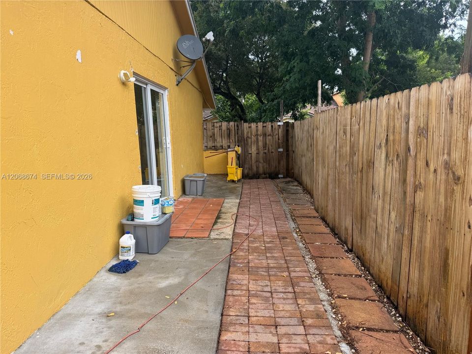 For Sale: $295,000 (2 beds, 2 baths, 875 Square Feet)