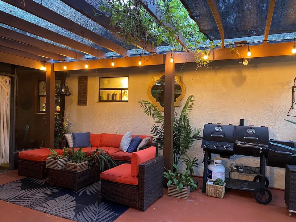 Covered lanai with overlooking peace